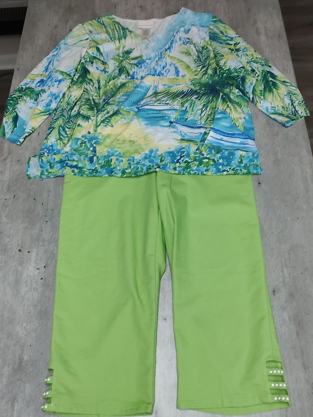 Alfred Dunner Outfit - Green Capri Pants with  Palm-Print Top Blue and Green